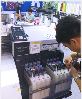 工程師為客戶調(diào)試